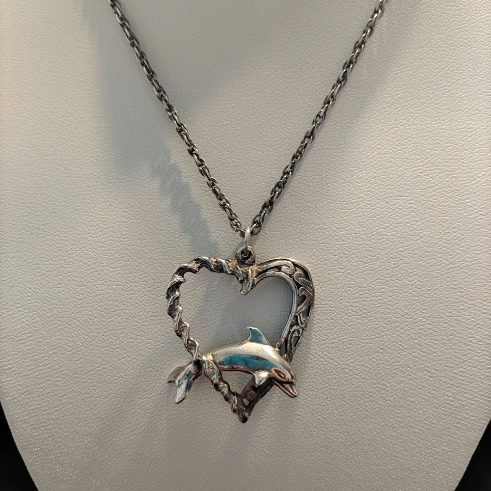 BEAUTIFUL VINTAGE STERLING SILVER PENDANT AND CHAIN